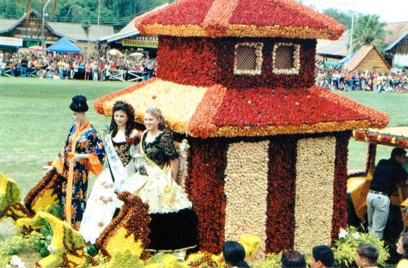 As Rainhas das Rosas de 2001, Juliana Nomiya e de 2000, Melina Zille, em desfile no carro ganhador. Foto: WeBcena