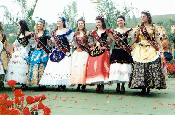 Dança da Rainha e Princesas das Rosas durante o encerramento. Foto: Webcena