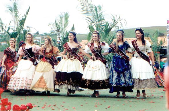 Dança da Rainha e Princesas das Rosas durante o encerramento. Foto: Webcena