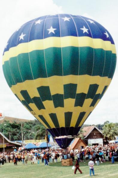 Balão que participou do encerramento da Festa das Rosas, jogando pétalas de flores sobre a passarela dos desfiles. Foto: Webcena