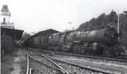 A Texas 903 passa com um cargueiro pela Estação de Barbacena, por volta de 1950, rumo a Santos Dumont (foto Carlheinz Hahmann, acervo da ABPF-RJ - reprodução)